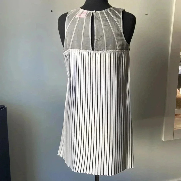 Romeo &  Juliet Couture Dress - Picture 4 of 10